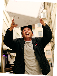 Person beim Pizza backen